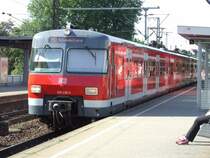 420 438-4, einer der 420er in Stuttgart, der schon auf die neuen Zugzielanzeigen umger�stet ist, f�hrt im Bahnhof Ludwigsburg ein. (24.08.2007)