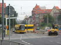 Wegen einer Baustelle am Gorbitzbach auf der Kesselsdorfer Stra�e muss die Stra�enbahn dort eine sehr enge Doppel-S-Kurve fahren, auch wenn es komisch aussieht, sogar der 45m lange Zug auf 12 Achsen NGT12DD meistert das; Dresden-Gorbitz, 09.08.2007
