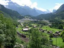 Berner Oberland 2007 -  Planm��ig mit einer Cisalpino-garnitur gefahren wird der IC 873 Basel - Brig. Hier ist der Zug am 25.07.2007 an der L�tschberg-Nordrampe unterwegs in Richtung S�den. Gleich durchf�hrt er den Bahnhof Blausee-Mitholz, unterquert die Felsenburg in einem Tunnel, und erscheint gute 3 bis 4 min direkt links neben uns nocheinmal. Allerdings jetzt auf fast gleicher H�he und in entgegengesetzter Fahrtrichtung. Wir stehen hier nahe der Felsenburg und blicken in Richtung Kandersteg. im Hintergrund ist noch das Baufeld des Zwischenangriffs Mitholz f�r den L�tschberg-Basistunnel zu erkennen. Man hat bereits mit Rekultivierungsarbeiten begonnen. 