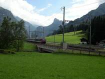 Berner Oberland 2007 - Erst am sp�ten Nachmittag treffen wir in Kandersteg ein. Hinter uns liegen runde 8h Wanderzeit, von Frutigen nach Kandersteg! Kurz vor dem bahnhof Kandersteg f�hrt am 25.07.2007 der IC 886 Brig-Basel talw�rts. Von uns ist es definitiv das letzte Foto eines IC auf der L�tschberg-Nordrampe. Ab Dezember 2007 wird es hier ausschlie�lich nur noch regionalz�ge geben, bis auf wenige Ausnahmen. Wenn wir im Sommer 2008 wiederkommen, finden wir also einen v�llig anderen Betrieb auf dieser Strecke vor. Vor allem wird man dann etwas l�nger an den Fotostellen auf einen Zug warten m�ssen. Die Ausbeute an Fotos wird also sehr geringer werden. Wer kann, sollte noch dieses Jahr diese fantastische Strecke, mit dem wundersch�nen Bahnlehrpfad besuchen!