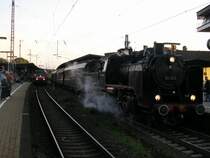 Museumslok 24 009 verl�sst mit Sonderzug am 03.09.2006 das Osnabr�cker Dampflokfest w�hrend im Hintergrund ein RE mit 146er einf�hrt