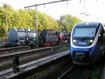 03.09.2006: 50 3655 des Vereins Eisenbahn-Tradition Lengerich rangiert im Hintergrund w�hrend ein planm��iger Talent der Nordwestbahn G�ste des Osnabr�cker Dampflokfestes nach Hause bringt
