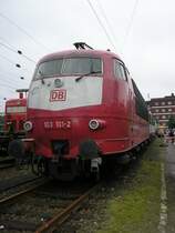 03.09.2006: Die orientrote Museumslok 103 101-2 (ehemalige Airport-Express-Lok) des Eisenbahnmuseums Darmstadt-Kranichstein pr�sentiert sich auf der Fahrzeugschau zum Osnabr�cker Dampflokfest