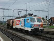Re 4/4 IV (446 017) mit Kesselwagen bei Pf�ffikon SZ am 2.08.2007