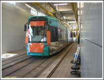 Am 25.08.2007 wurde der S-Triebwagen 262 in der eingleisigen Waschanlage des Betriebsbahnhofes Ost gerade mit neuer Werbefolie beklebt. Dieses einzigartige Fotomotiv, das normalerweise f�r keinen Fotografen zug�nglich ist, bot sich bei einer Besichtigung mit F�hrung durch den Betriebsbahnhof im Rahmen einer Sonderfahrt.