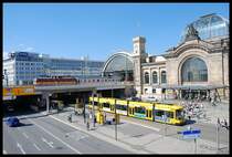 Blick Auf Den Bahnhofsvorplatz Mit Doppelhaltestelle Bus Und Tram Und EC 'Vindobona' Nach Wien-S�dbahnhof Bstg.1-9 25.08.07