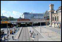 Blick Auf Den Bahnhofsvorplatz Mit Doppelhaltestelle Bus Und Tram Und EC 'Vindobona' Nach Wien-S�dbahnhof Bstg.1-9 25.08.07
