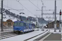Die MOB Ge 4/4 8001 hat in Zweisimmen die bereits umgespurte Komposition des GoldenPass Express 4065 verlassen und fährt nun auf das Schmalspurabstellgeleis. Der nächste Einsatz der Lok wird der GPX 4065 am folgenden Tag sein. Rechts im Bild ist die Weiche zu erkennen, welche das Schmalspurgleis von der Normalspur wegführt. Da hier vier Schienen liegen,  musste die Weiche recht interessat ausgeführt werden. 
 

15. Dezember 2022

