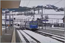 Die MOB Ge 4/4 8001 fährt mit ihrem GoldenPass Express 4068 von Monbtreux nach Interlaken Ost in Zweisimmen durch die Umspuranlage und wird kurz darauf am Bahnsteig halten. Für den Lokwechsel sind zehn Minuten eingeplant.

15 Dezember 2022