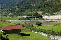 Ein unbekannter Cisalpino ETR 470 durchfährt die Wattinger Kurve auf der unteren Trasse in Richtung Erstfeld (Wassen, 13.08.2009).