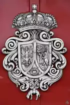 Das königliche Emblem auf einem historischen Metrozug. (Madrid, November 2022)