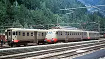 FS ALe 840 012 mit Beiwagen Le 640 XXX, dahinter eine weitere Garnitur aus Le 640 und ALe 840 (verdeckt) (Bahnhof Fortezza/Franzensfeste, 02.09.2001); digitalisiertes Dia.