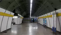 Zweiröhren-Station

Blick in den westlichen Querschlag des U-Bahnhofes Odeonsplatz der Linien U4 und U5 in München. U-Bahnhöfe in großer Tieflage werden häufig bergmännisch erstellt, wobei oftmals für beide Fahrtrichtungen gesonderte Bahnsteigröhren gebaut werden, typisch zum Beispiel für die Londoner Tube.
In Deutschland gibt es wenn ich richtig gezählt habe 29 derartige U-Bahnhöfe. Auf dem ersten Platz steht da Essen mit sieben Röhrenbahnhöfen, München folgt auf Platz 2 mit sechs Mit über 400 Meter Bahnsteiglänge entsteht weltweit einer der längsten Stationen dieser Bauart derzeit am Stuttgarter Flughafen für Fern- und Regionalzüge. 

09.11.2022 (M)