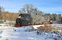 Am 18.12.2022 lag noch Schnee im Bereich des Bahnhof Drei Annen Hohne, als die HSB Lokomotive 997240 mit dem Zug 8925 um 12.23 Uhr zum Brocken abfuhr. Die durch den Heizer frisch aufgelegte Kohle sorgte für mächtig Qualm bei der Ausfahrt.