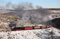 Oberhalb des Drängetal ist hier die 997240 der Harzer Schmalspurbahnen mit ihrem Zug 8925 am 18.12.2022 um 12.08 Uhr zum Brocken unterwegs. Nächster Halt ist der Bahnhof Drei Annen Hohne.