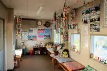 Blick in das  Stationsgebäude  der Station Kamaya auf der Dônan Isaribi-Bahn im Südwesten der Nordinsel Hokkaidô. Das  Stationsgebäude  besteht aus einem alten Güterwagen, der im Inneren ganz schön hübsch ausstaffiert ist. Hier kann man geschützt auf den alten Dieseltriebwagen warten, der zwischen Kikonai und Hakodate pendelt. 30.Oktober 2022 