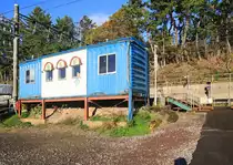 Die Dônan Isaribi-Bahn im Südwesten der Nordinsel Hokkaidô wird fast nur von schweren Güterzügen befahren, die von der Hauptinsel Honshû her kommen (bzw. dorthin fahren). Für den spärlichen Personenverkehr wurden 9 alte Dieseltriebwagen von JR (Japan Railways) übernommen. Im Bild ist das  Stationsgebäude  von Kamaya der Dônan Isaribi-Bahn zu sehen, das aus einem Güterwagen von 1969 besteht. 30.Oktober 2022 