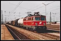 1042 510 mit Güterzug in Wien Zvbf. am 22.09.1994