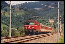 1042 501 mit Eilzug bei Oberaicham 9.08.1994. im Hintergrund ist die Kirche von St.Dynoisen zu erkennen.
