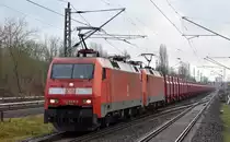 DB Cargo AG [D] mit der Doppeltraktion   152 048-5  [NVR-Nummer: 91 80 6152 048-5 D-DB] +  152 091-5  [NVR-Nummer: 91 80 6152 091-5 D-DB] und dem entleerten Erzzug aus Ziltendorf EKO Richtung Hamburg am 23.12.22 Durchfahrt Bahnhof Berlin Hohenschönhausen.