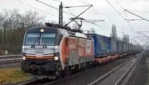 LOKORAIL, a.s., Bratislava [SK] mit der recht neuen aber leider schon beschmierten  383 220-1  [NVR-Nummer: 91 56 6383 220-1 SK-RAILL] und KLV-Zug Richtung Rostock Seehafen am 23.12.22 Durchfahrt Bahnhof Berlin Hohenschönhausen.
