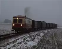Weihnachtsfahrt des Kanderli.

VT 3 der Kandertalbahn mit dem Museumszug vor Wollbach noch im letzten Licht. Immerhin reichte das Licht mit einigen Abstrichen gerade so eben für einen Großteil der ersten Fahrt von dreien. Dezember 2022. 