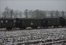 Weihnachtsfahrt des Kanderli.

Impression des Kandertalbahn-Museumszuges bei Rümmingen, bei der Dunkelheit war schon die äußerst energiesparende weihnachtliche Beleuchtung der Wagen erkennbar... Dezember 2022.
