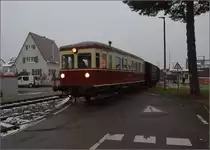 Weihnachtsfahrt des Kanderli.

Ausfahrt des VT 3 der Kandertalbahn mit dem Museumszug aus dem Endbahnhof Haltingen. Dezember 2022. 