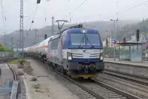 Am neblig grauen 12. Oktober 2022 durchfährt 383 210-2  Viktor  der ZSSK Cargo fernab der heimatlichen - und sehr schönen - Slowakei den Bahnhof Treuchtlingen. Mein Standort ist ganz am Ende des Bahnsteigs zwischen Gleis 2 und Gleis 3, das Geländer dort dient mir zum Abstützen der Kamera.