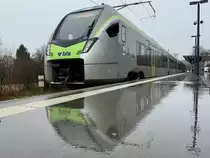 BLS MIKA RABe 528 111  La Chaux-de-Fonds  spiegelt sich auf dem Perron an diesem verregneten Weihnachtstag 24.12.22 im Bahnhof von Laupen BE. In diesem Sinn schöne und besinnliche Festtage.
