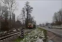 Weihnachtsfahrt des Kanderli.

VT 3 der Kandertalbahn mit dem Museumszug bei Binzen. Dezember 2022. 