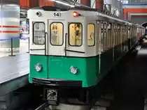 Die Metrotriebzugeinheit M-1121 / M-1122 wurde 1965 gebaut und ist Teil der Ausstellung im Bahnhof Madrid-Chamartin. (November 2022)