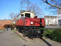Historische 1000mm-Schmalspurlok der Albtalbahn, aufgestellt als Denkmal beim Albtalbahnhof in Karlsruhe. Diese Aufnahme entstand am 23.11.2002.