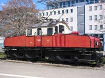 Diese historische 1000mm-Schmalspurlok der Albtalbahn ist als Denkmal beim Albtalbahnhof in Karlsruhe aufgestellt. Gebaut 1910 fuhr diese und drei weitere dieser Loks auf der Albtalbahn, bis deren Strecken Ende der 50er, Anfang der 60er Jahre des 20. Jahrhunderts auf Normalspur umgebaut und in das Karlsruher Strassenbahnnetz integriert wurden. Die Aufnahme entstand am 14.03.2004.

