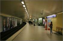 Grüne Linien, Station  Fridhemsplan - 

Diese Station (eröffnet 1952) war die erste tief liegende in den Fels gebaute Station in Stockholm. Es wurden zwei paralle Bahnsteigtunnels gebaut. Beim Bau der zweiten, der roten Strecke, wurde dieser Stationstyp an neun Bahnhöfen angewandt. In Fridhemsplan kreuzen die blauen Linien. Deren Bahnsteigröhren liegen noch tiefer. 

17.08.2007 (M)