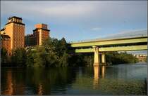 Grüne Linien, zwischen Fridhemsplan und S:t Eriksplan - 

Blick auf die S:t Eriksbron im Abendlicht. Im Untergeschoß fährt die U-Bahn. Die Brücke verbindet die Stadtteile Kungsholmen und Vasastaden und führt über den Karlbergsjön und die Eisenbahnstrecke. Für die U-Bahn-Fahrgäste eröffent sich zwischen den Tunnelabschnitten ein schöner Ausblick auf die Stadt. 

16.08.2007 (M)