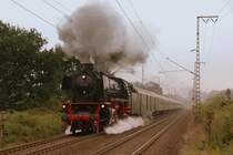 Dampflok 41 360 am 01.09.2007 unterwegs als Sonderzug zur Meyer Werft in Papenburg in Recklinghausen, hier gesehen am Bahn�bergang B�rster Weg. Gestartet war der Zug mit Diesellok V 200 116 (BR 221) in K�ln mit weiteren Halten in Leverkusen, D�sseldorf, Duisburg, M�lheim, Essen, Gelsenkirchen, Wanne-Eickel und Recklinghausen. Ab Oberhausen Hbf. befand sich die Dampflok 41 360 vor dem Zug.
