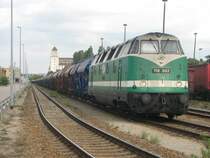 118 002 der ITL steht abfahrbereit mit einem langen Zug am Haken im Dresdner-Alberthafen.31.08.07.