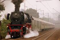 Dampflok 41 360 am 01.09.2007 unterwegs als Sonderzug zur Meyer Werft in Papenburg in Recklinghausen, hier gesehen am Bahn�bergang B�rster Weg. Gestartet war der Zug mit Diesellok V 200 116 (BR 221) in K�ln mit weiteren Halten in Leverkusen, D�sseldorf, Duisburg, M�lheim, Essen, Gelsenkirchen, Wanne-Eickel und Recklinghausen. Ab Oberhausen Hbf. befand sich die Dampflok 41 360 vor dem Zug.
