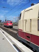 W�hrend rechts eine 103er auf die Abfahrt mit einem AZ nach Salzburg wartet, rangiert im Hintergrung eine 110er.