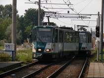 Triebzug 125/225 bei der Einfahrt Humboldtring/Nuthestra�e. Da die Nutheschnellstra�e gebaut wird f�hrt die Stra�enbahn zwischen Alt Nowawes - Humboldtring/Nuthestra�e - Holzmarktstra�e eingleisig. Die Haltestelle Humboldtring/Nuthestra�e ist 2 Gleisig, weil sich dort die Stra�enbahnen treffen.