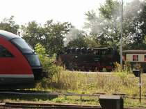 Generationen von gestern und heute. Schmalspurdampflok 99 735 und VT 624 037 im Bahnof Zittau