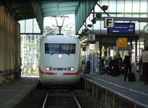 Ein ICE1 f�hrt im Stuttgart Hbf ein. (24.08.2007)