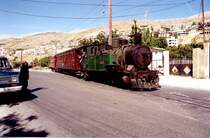 Die Winterthur-Lok auf dem Weg zur�ck nach Damaskus. Dabei will der Lokf�hrer dem Autofahrer noch schnell 2 Wasserflaschen werfen.

