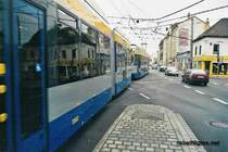Leoliner in Doppeltraktion, auf der Georg-Schumann-Str./Lindenthaler Str. Stadteinw�rts Juni 2004