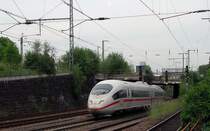 der ICE Dortmund-Basel, passiert die westliche Ausfahrt von Hagen Hbf Ri. Wuppertal.  Aufn. Juli 2004.