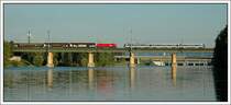 Zugbegegnung auf der Br�cke �ber die neue Donau in der Wiener Lobau am 26.8.2007.