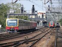 3 verschiedene Z�ge auf der Berliner Stadtbahn zwischen Berlin Zoologischer Garten - Tiergarten - Bellevue - Hauptbahnhof. Links die Berliner S-Bahn S75 nach Spandau, dann RE1  RE 38026  nach Magdeburg �ber Potsdam Hbf in ganz rechts der Zugschluss vom IC 2447 aus M�nster (Westf).