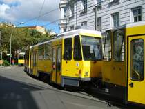 KT4DT 7085 der Berliner Verkehrsbetriebe (BVG) auf der Linie M5 nach Hohensch�nhausen/Zingster Str. 