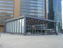 Bahnhof Berlin Potsdamer Platz. Seit mehr als 1 Jahr nicht nur S + U-Bahnhof sondern auch Regionalverkehrs Bahnhof. Aufgenommen 04.08.07 Linkstra�e Ecke Erna-Berger-Stra�e